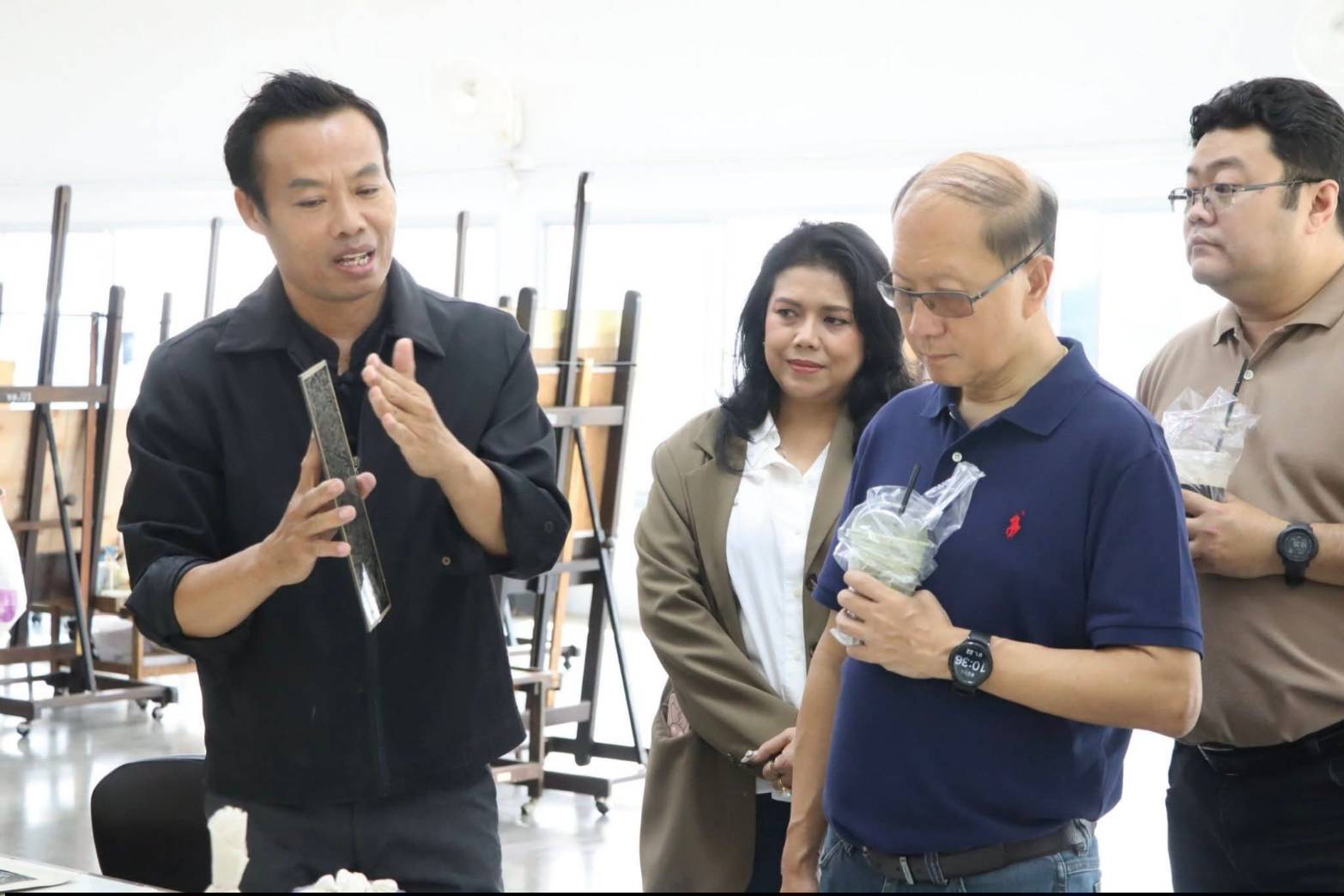 title - ผอ.ศพส. ให้การต้อนรับ คณะนักศึกษาโครงการรัฐประศาสนศาสตรมหาบัณฑิต รุ่นที่ 18 มหาวิทยาลัยรามคำแหง เข้าเยี่ยมชมแผนกฝึกอบรมทั้ง 12 แผนก และพื้นที่ภายในศูนย์ส่งเสริมและพัฒนาอาชีพเสริมนอกภาคการเกษตร